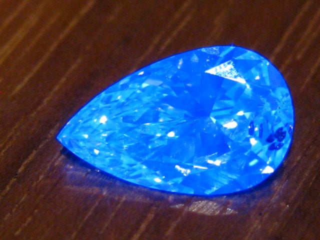 Diamond turns blue sale in uv light